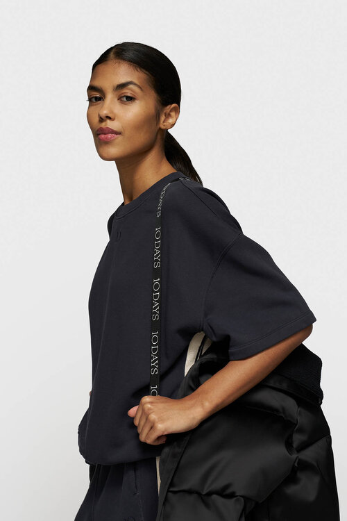 10Days De Black Smoking Puffer Jacket is een stijlvolle en warme jas, perfect voor koude dagen. Deze jas combineert functionaliteit met een moderne uitstraling, waardoor je er altijd modieus uitziet.