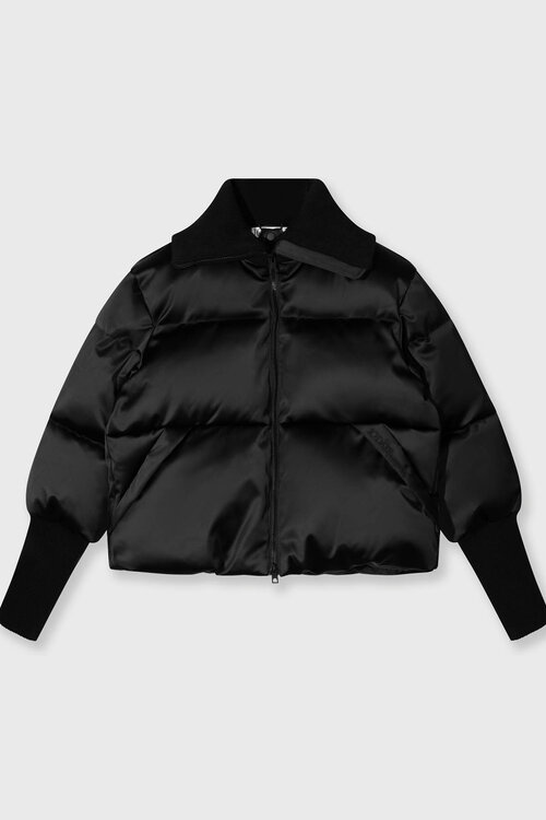 10Days De Black Smoking Puffer Jacket is een stijlvolle en warme jas, perfect voor koude dagen. Deze jas combineert functionaliteit met een moderne uitstraling, waardoor je er altijd modieus uitziet.