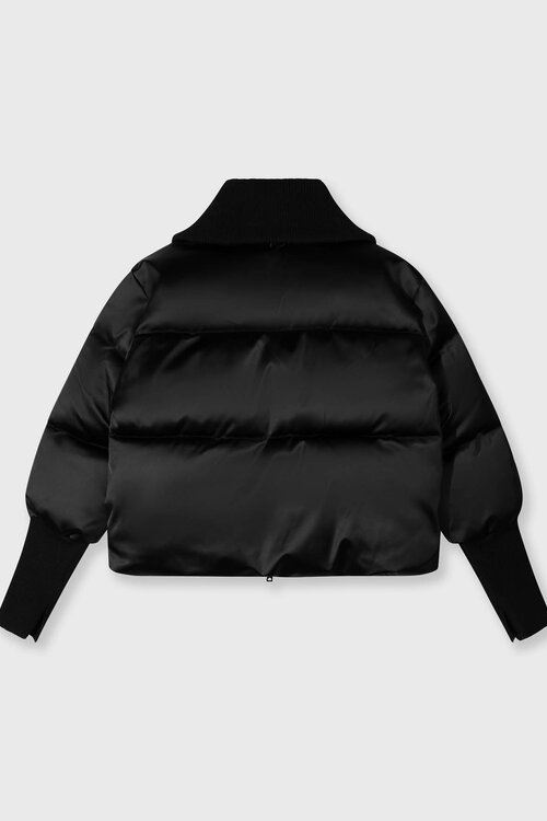 10Days De Black Smoking Puffer Jacket is een stijlvolle en warme jas, perfect voor koude dagen. Deze jas combineert functionaliteit met een moderne uitstraling, waardoor je er altijd modieus uitziet.