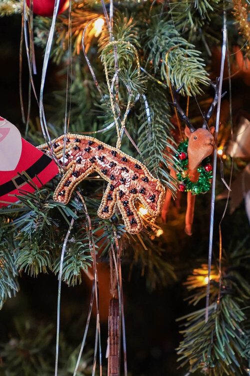 Anna & Nina Festive Leopard Ornament in Bruin