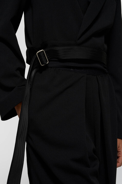 10Days Creëer een verfijnde look met deze zwarte blazer van crepe stof, voorzien van een stijlvolle ceintuur.