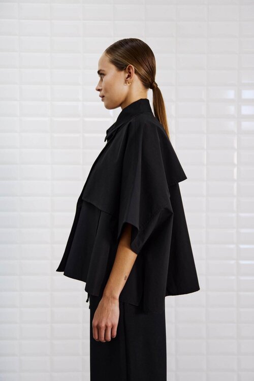 WITHBLACK Zwarte Trench Cape