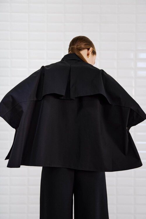 WITHBLACK Zwarte Trench Cape