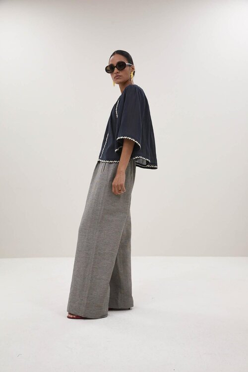 By Bar Emmi Embroidery Blouse in donkergrijs