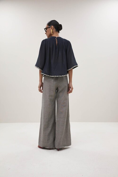 By Bar Emmi Embroidery Blouse in donkergrijs