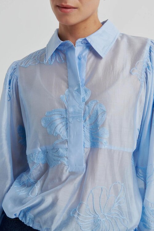 Second Female Vira Blouse in een zachte lichtblauwe tint