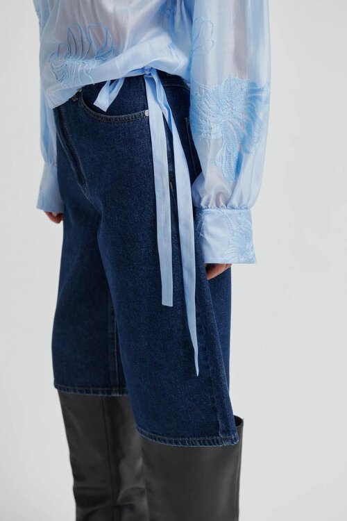 Second Female Vira Blouse in een zachte lichtblauwe tint