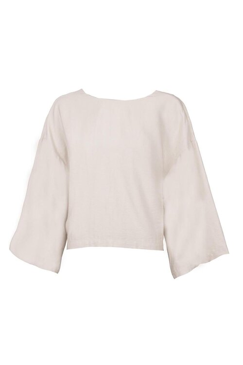 March23 Off White Blouse van VAND. Lifestyle