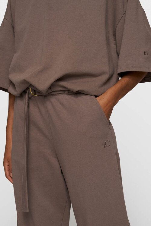 10Days Moonrock Banana Pants Fleece: Deze comfortabele fleecebroek van Moonrock is perfect voor een ontspannen dag thuis of een casual uitstapje. De zachte stof zorgt voor een aangename pasvorm, terwijl het stijlvolle ontwerp een moderne uitstraling biedt.