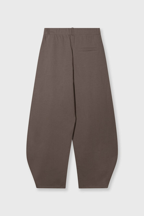 10Days Moonrock Banana Pants Fleece: Deze comfortabele fleecebroek van Moonrock is perfect voor een ontspannen dag thuis of een casual uitstapje. De zachte stof zorgt voor een aangename pasvorm, terwijl het stijlvolle ontwerp een moderne uitstraling biedt.