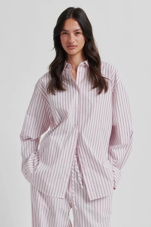 Second Female Lichtroze Vari Shirt: Dit stijlvolle shirt in een zachte roze tint van VAND. Lifestyle is perfect voor elke gelegenheid.