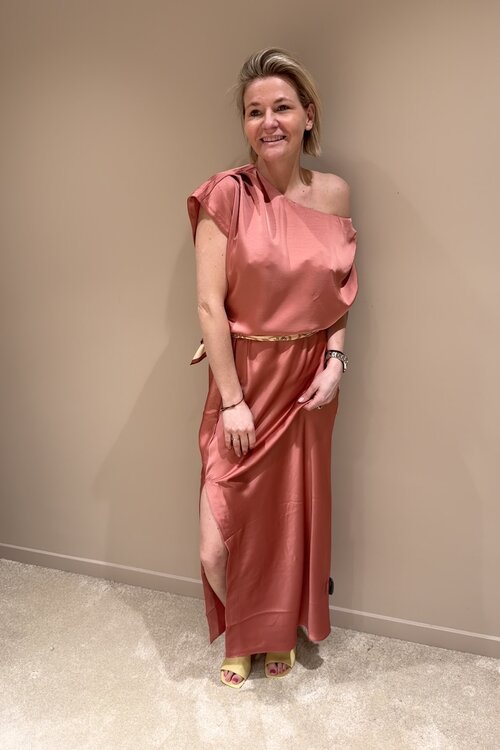 Dante 6 Koraalrode Epic Off-Shoulder Satijnen Jurk