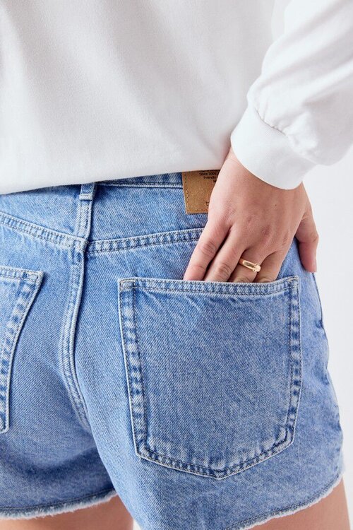 American Vintage Indigo Short: Deze stijlvolle korte broek van VAND. Lifestyle is perfect voor zomerse dagen. Gemaakt van hoogwaardige materialen, biedt hij zowel comfort als een moderne uitstraling. Verkrijgbaar in diverse maten en ideaal te combineren met een casual T-s