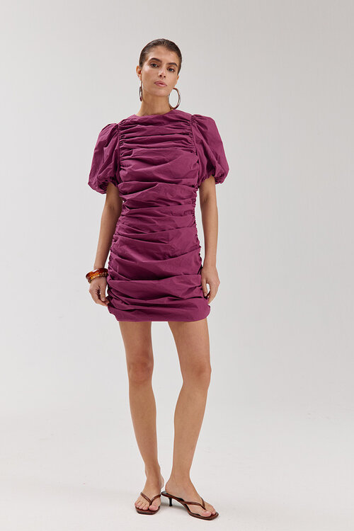 Harper & Yve NILS-DR in paars is een opvallende keuze die je garderobe een unieke flair geeft. Deze kleur is perfect voor wie durft op te vallen en een statement wil maken. De NILS-DR is ontworpen met oog voor detail en biedt een comfortabele pasvorm die geschikt is v