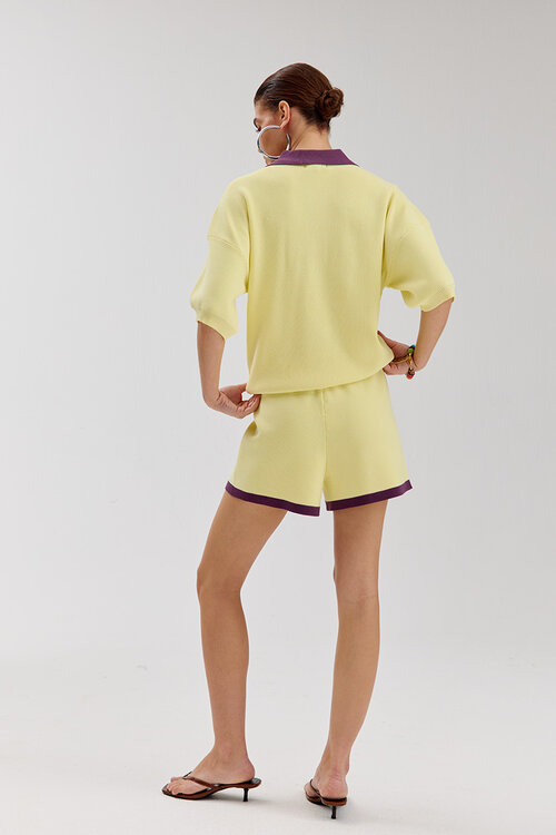 Harper & Yve SANNY-SS in geel is een opvallend en veelzijdig kledingstuk van VAND. Lifestyle. Deze stijlvolle top is perfect voor zowel casual als formele gelegenheden. De levendige gele kleur voegt een frisse en energieke uitstraling toe aan je garderobe. Combineer h