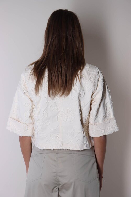 Co'couture Elton Flower Blazer: De Elton Flower Blazer is een stijlvolle keuze voor elke gelegenheid. Met zijn unieke bloemenprint en verfijnde snit voegt deze blazer een vleugje elegantie toe aan je garderobe. Perfect voor zowel formele als casual evenementen.