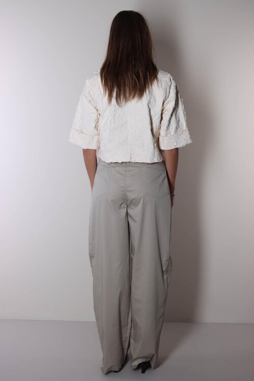 Co'couture Elton Flower Blazer: De Elton Flower Blazer is een stijlvolle keuze voor elke gelegenheid. Met zijn unieke bloemenprint en verfijnde snit voegt deze blazer een vleugje elegantie toe aan je garderobe. Perfect voor zowel formele als casual evenementen.