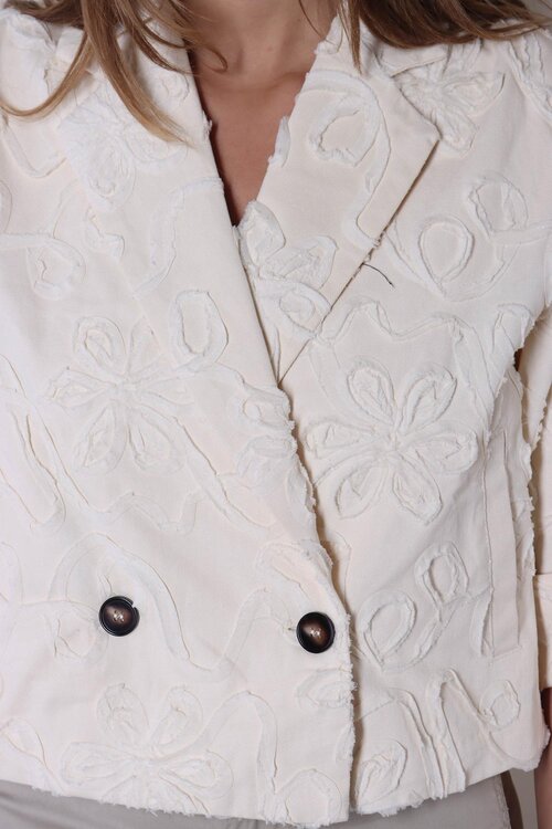 Co'couture Elton Flower Blazer: De Elton Flower Blazer is een stijlvolle keuze voor elke gelegenheid. Met zijn unieke bloemenprint en verfijnde snit voegt deze blazer een vleugje elegantie toe aan je garderobe. Perfect voor zowel formele als casual evenementen.