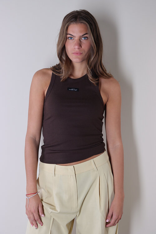 Haute L'Amitie Ribgebreide Tanktop in Bruin met Badge