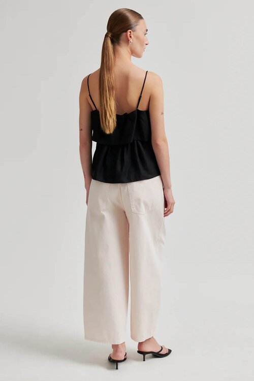 Second Female Zwarte Ale Top: Deze stijlvolle zwarte Ale Top van VAND. Lifestyle is een veelzijdige toevoeging aan je garderobe. Perfect voor zowel casual als formele gelegenheden, biedt deze top een comfortabele pasvorm en een tijdloze uitstraling. Ontdek meer op http