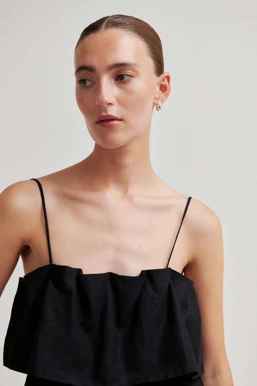 Second Female Zwarte Ale Top: Deze stijlvolle zwarte Ale Top van VAND. Lifestyle is een veelzijdige toevoeging aan je garderobe. Perfect voor zowel casual als formele gelegenheden, biedt deze top een comfortabele pasvorm en een tijdloze uitstraling. Ontdek meer op http