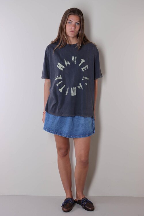 Haute L'Amitie Anthracietkleurig T-shirt met cirkelvormig logo