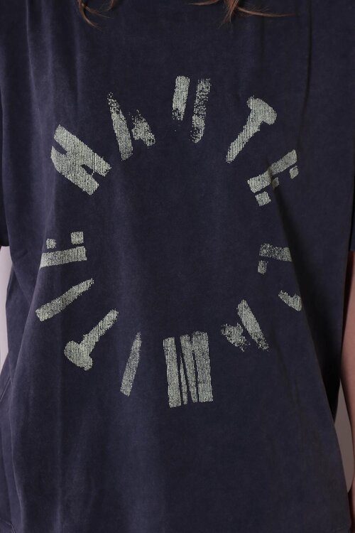Haute L'Amitie Anthracietkleurig T-shirt met cirkelvormig logo