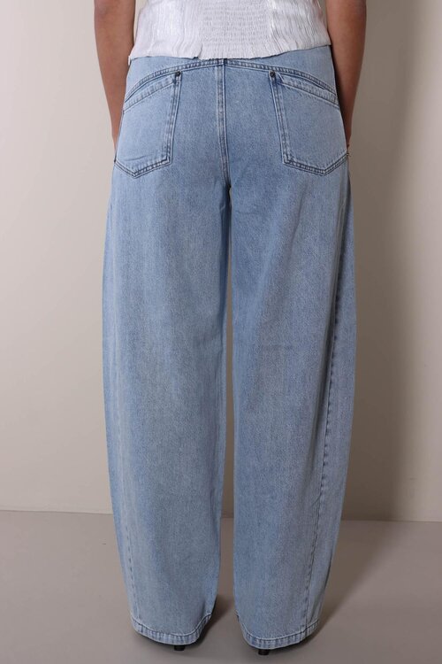 Co'couture Indigo Asja Barrel Jeans: Deze jeans in een diepe indigo tint biedt een eigentijdse barrel fit, perfect voor een moderne look.