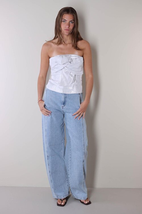 Co'couture Indigo Asja Barrel Jeans: Deze jeans in een diepe indigo tint biedt een eigentijdse barrel fit, perfect voor een moderne look.