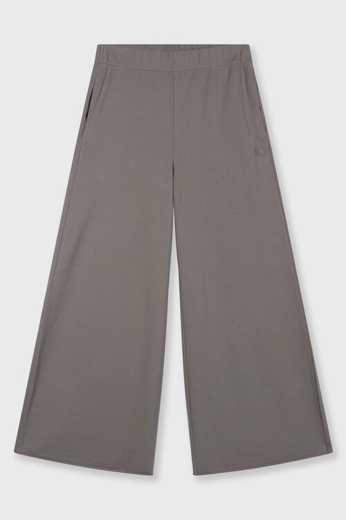 10Days Stille elegantie ontmoet comfort met de brede jogger in de kleur mist.
