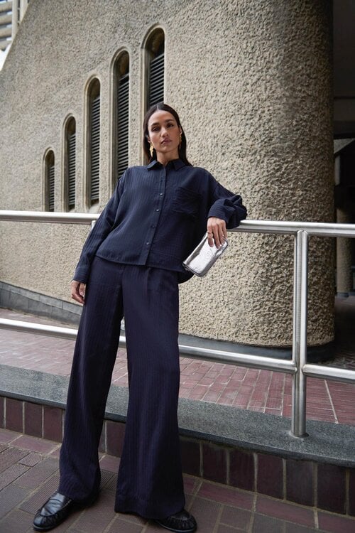 By Bar Benji gestreepte pantalon in bordeaux