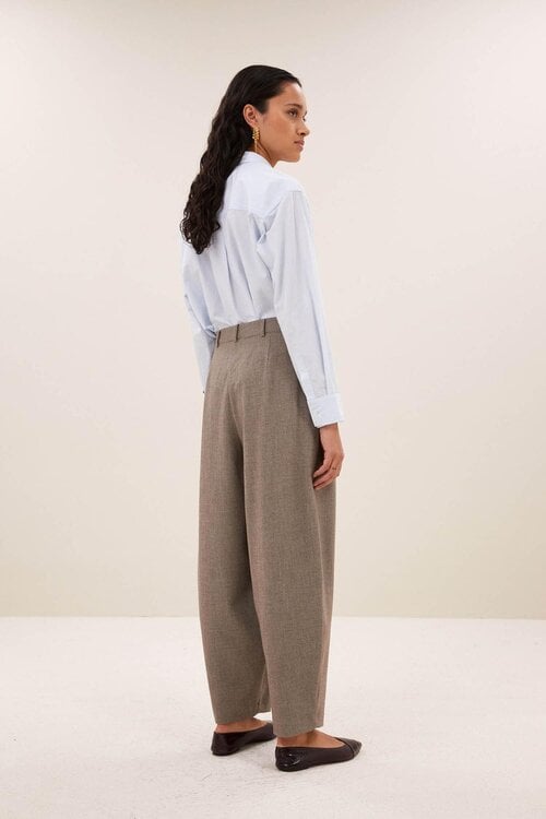 By Bar Edda wijde broek in de kleur Taupe