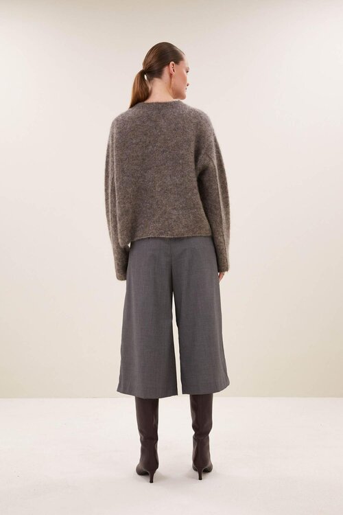 By Bar Vasile sweater in de kleur taupe