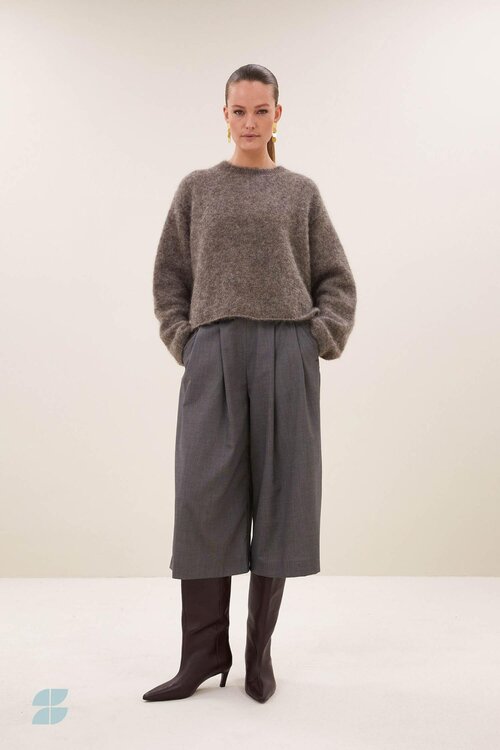 By Bar Vasile sweater in de kleur taupe