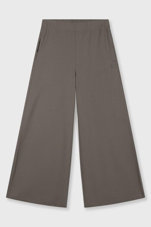 10Days Stille elegantie ontmoet comfort met de brede jogger in de kleur mist.