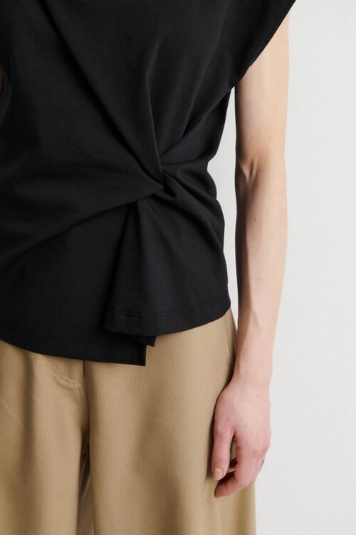 Second Female Arkai top in zwart