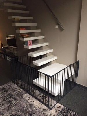 Escalier ouvert avec barrière de sécurité escalier