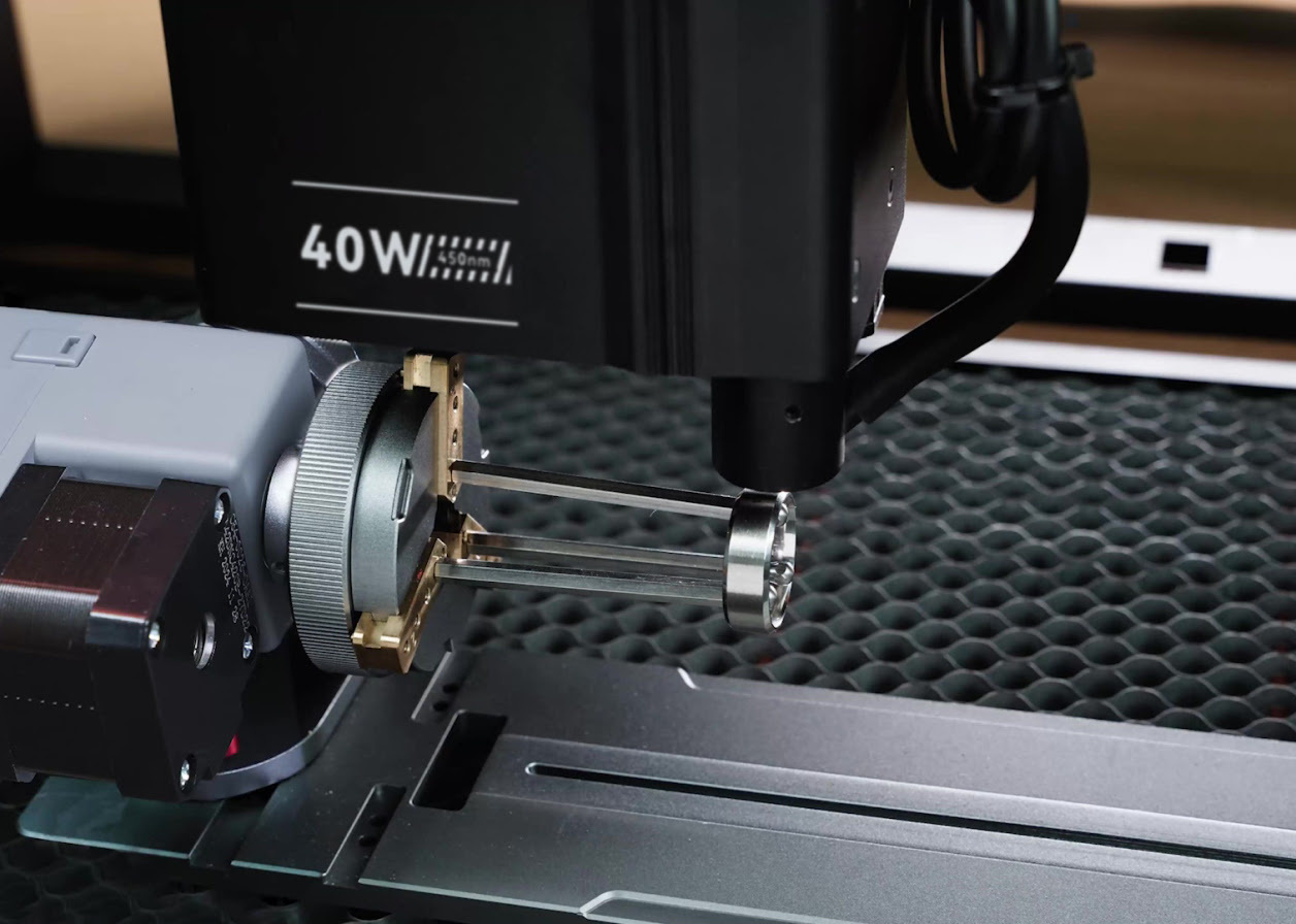 Close-up of the R8 Rotary Chuch engraving a ring