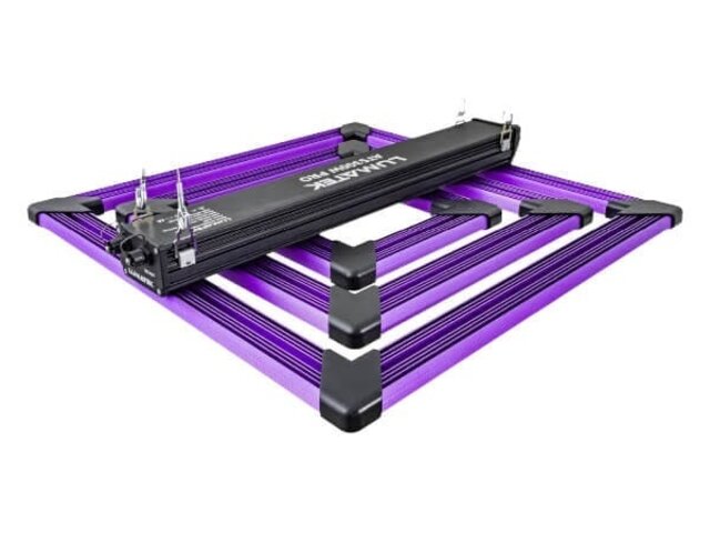 zwarte Lumatek ATS 300W Pro LED kweeklamp met koelribben en ventilator aan achterkant zwarte Lumatek ATS 300W Pro LED kweeklamp met koelribben en ventilator aan achterkant