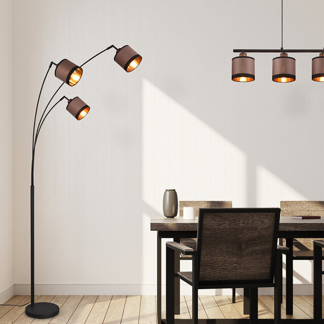 mat zwarte metalen LED vloerlamp met drie E14 fittingen en maximaal 28W vermogen