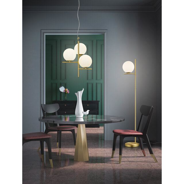 slanke LED vloerlamp met mat gouden ronde kap en E14 fitting tot 28W slanke LED vloerlamp met mat gouden ronde kap en E14 fitting tot 28W