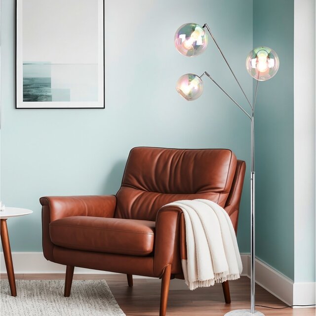 Metalen LED vloerlamp met drie E27 fittingen en chroomkleurige afwerking, geschikt tot 10W verlichting Metalen LED vloerlamp met drie E27 fittingen en chroomkleurige afwerking, geschikt tot 10W verlichting