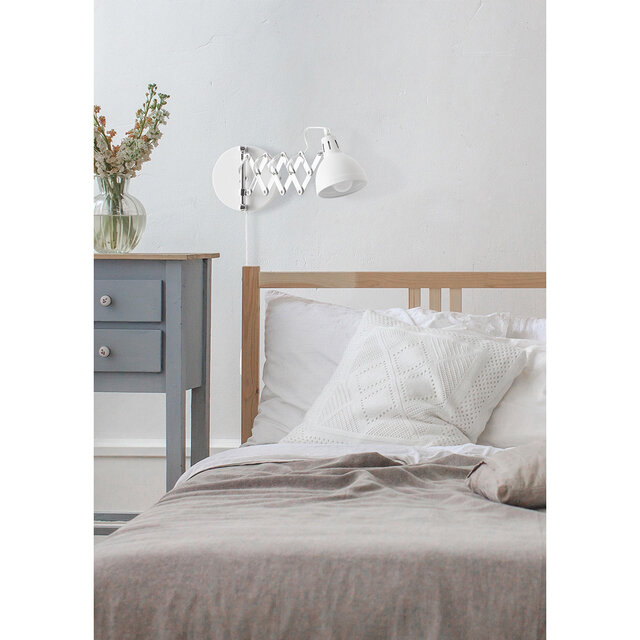 Moderne mat witte LED wandlamp met verstelbare E14 fitting en maximaal 28W vermogen Moderne mat witte LED wandlamp met verstelbare E14 fitting en maximaal 28W vermogen