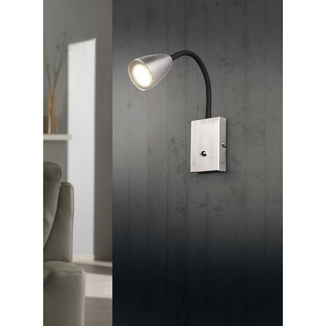 Mat nikkel LED wandlamp met GU10 fitting, modern design en kantelbare spot tot 10W