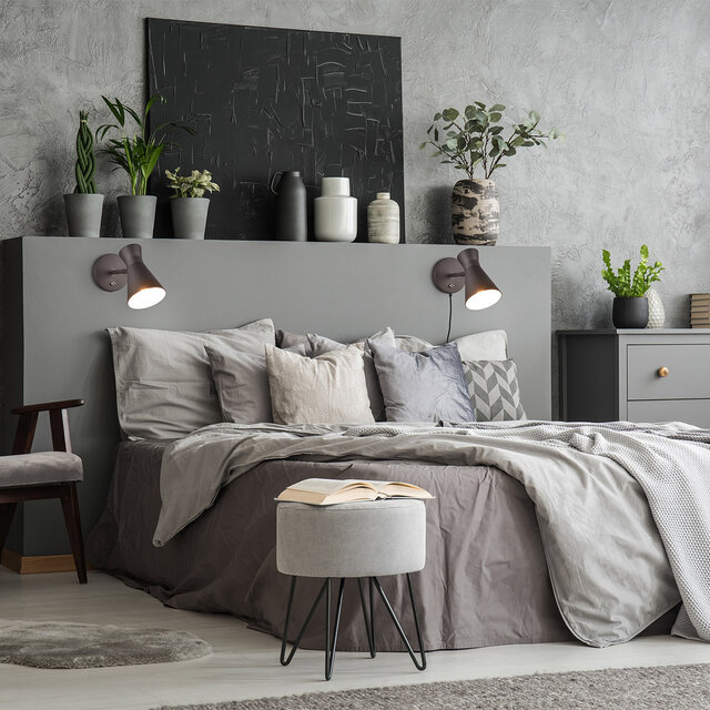 Matzwarte draaibare LED wandlamp van metaal met E27 fitting en maximaal 10W vermogen in modern design