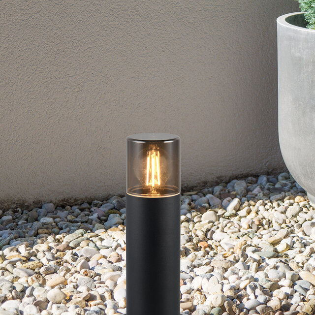 Ronde staande buitenlamp van mat zwart aluminium met E27 fitting en spatwaterdichte IP44 behuizing Ronde staande buitenlamp van mat zwart aluminium met E27 fitting en spatwaterdichte IP44 behuizing