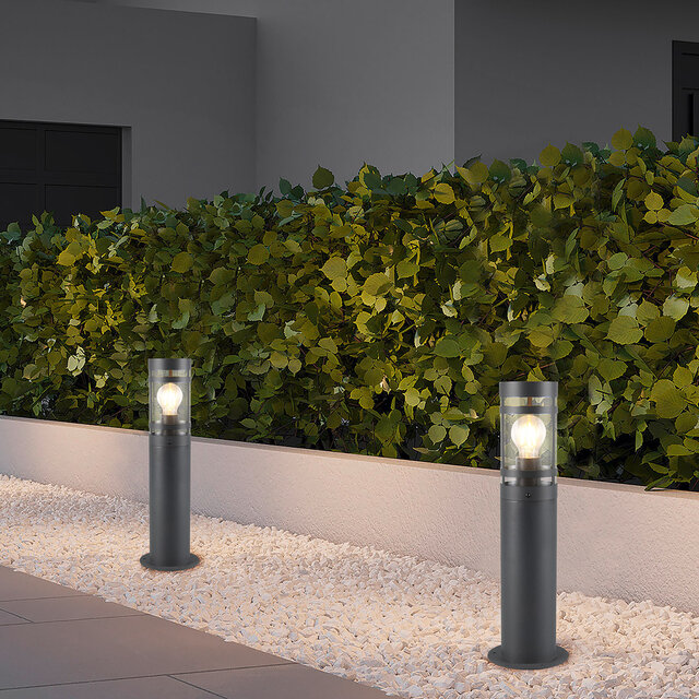 Ronde antracietkleurige staande buitenlamp van metaal met E27 fitting en spatwaterdichte IP44 behuizing Ronde antracietkleurige staande buitenlamp van metaal met E27 fitting en spatwaterdichte IP44 behuizing