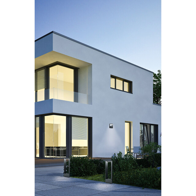 Staande mat antraciete LED buitenlamp van aluminium met 9W vermogen en warm wit licht van 3000K