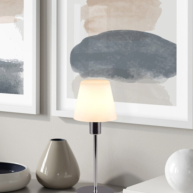 Chroomkleurige LED tafellamp met kegelvormige kap en E14 fitting tot 40W vermogen