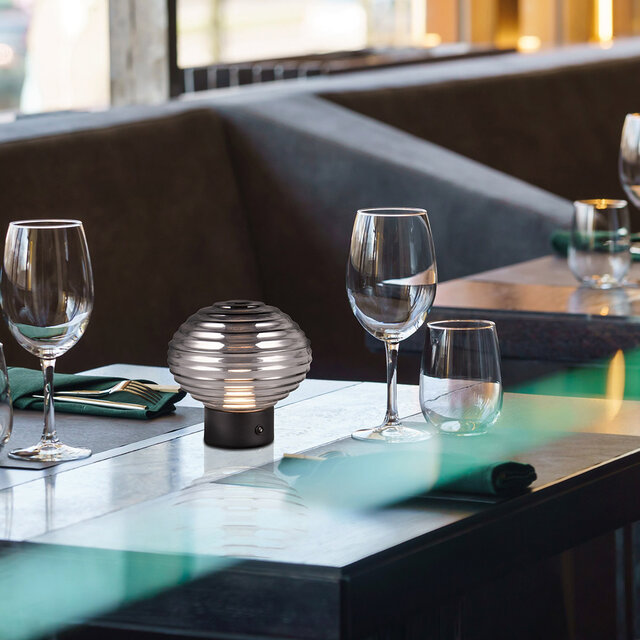 Ovale mat zwarte LED tafellamp met rookkleurig glazen kap en warm wit licht 3000K, 1.5W, oplaadbaar